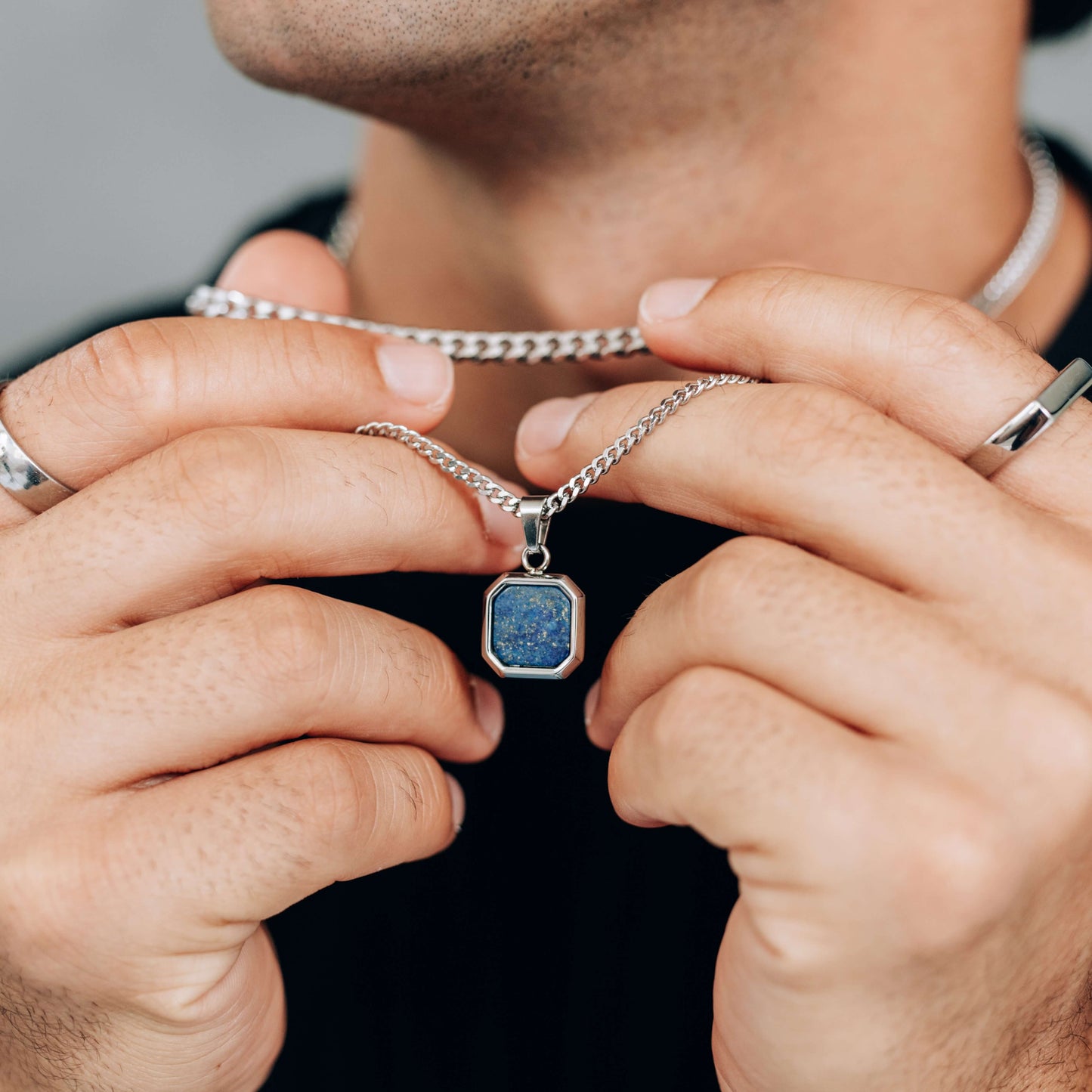 Ensemble de Colliers Argentés : Collier à Pendentif Carré Noir, Bleu ou Blanc et Chaîne Gourmette de 5mm