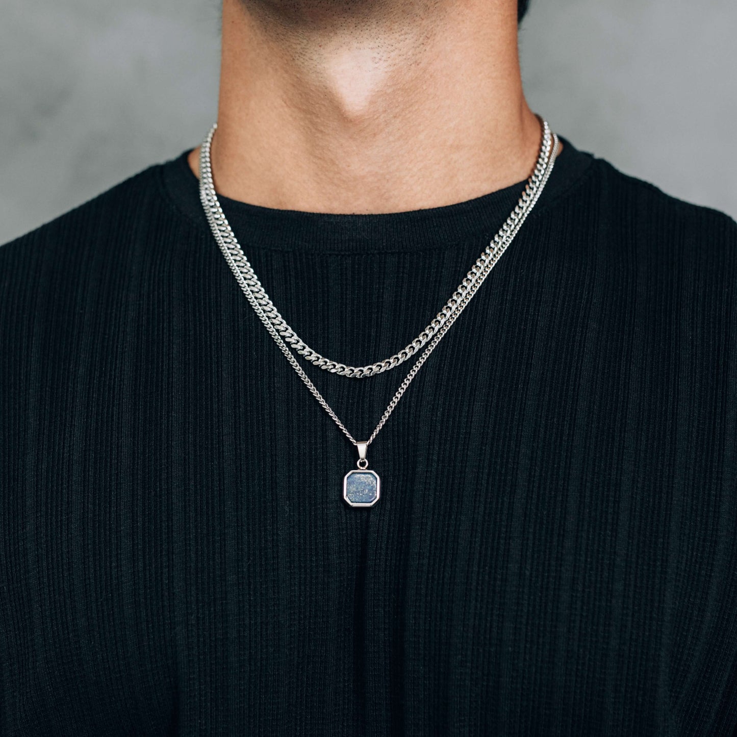 Ensemble de Colliers Argentés : Collier à Pendentif Carré Noir, Bleu ou Blanc et Chaîne Gourmette de 5mm