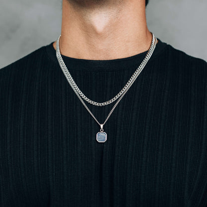 Ensemble de Colliers Argentés : Collier à Pendentif Carré Noir, Bleu ou Blanc et Chaîne Gourmette de 5mm