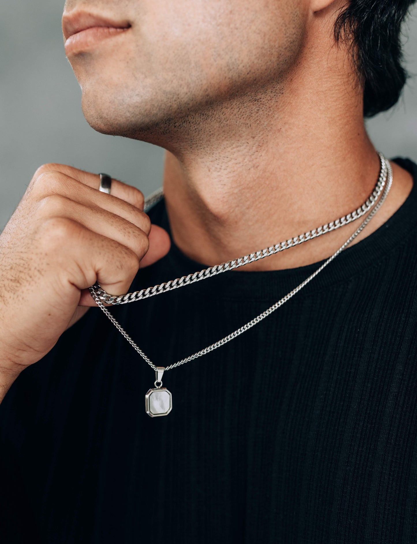 Ensemble de Colliers Argentés : Collier à Pendentif Carré Noir, Bleu ou Blanc et Chaîne Gourmette de 5mm