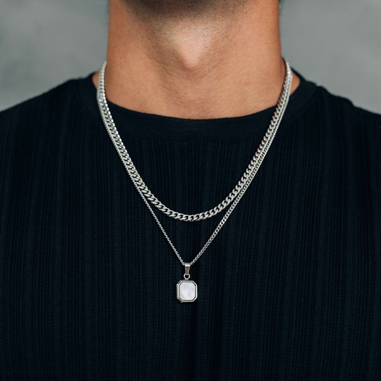 Ensemble de Colliers Argentés : Collier à Pendentif Carré Noir, Bleu ou Blanc et Chaîne Gourmette de 5mm