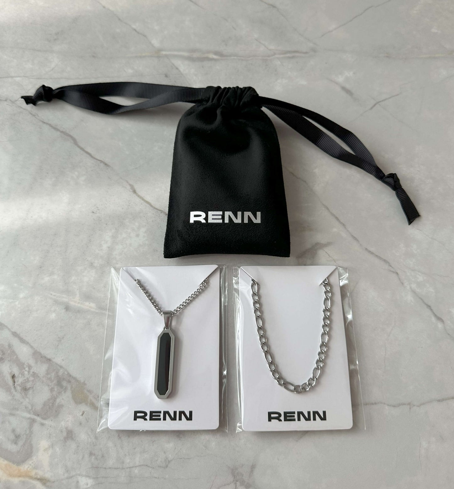 Ensemble de Colliers Argentés : Collier à Pendentif Barre Noire et Chaîne Figaro de 4.5mm