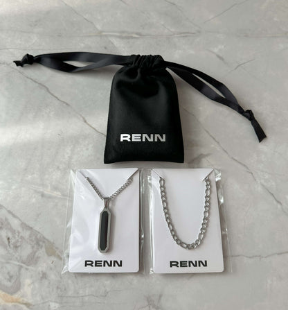 Ensemble de Colliers Argentés : Collier à Pendentif Barre Noire et Chaîne Figaro de 4.5mm