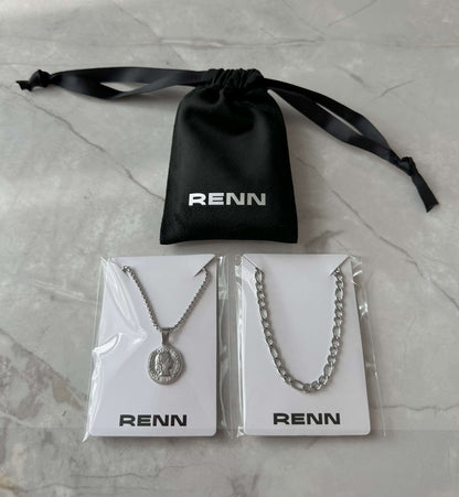 Ensemble de Colliers Argentés : Collier à Pendentif Pièce et Chaîne Figaro de 4.5mm