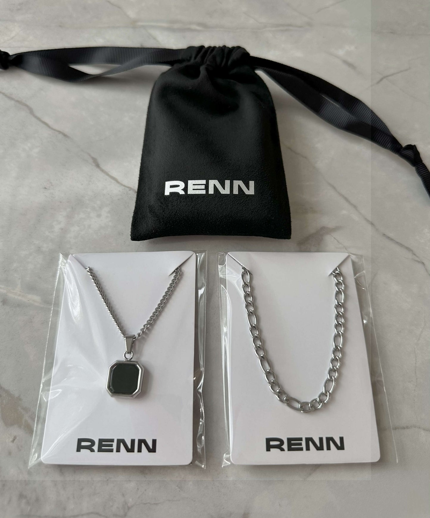 Ensemble de Colliers Argentés : Collier à Pendentif Carré Noir ou Blanc et Chaîne Figaro de 4.5mm