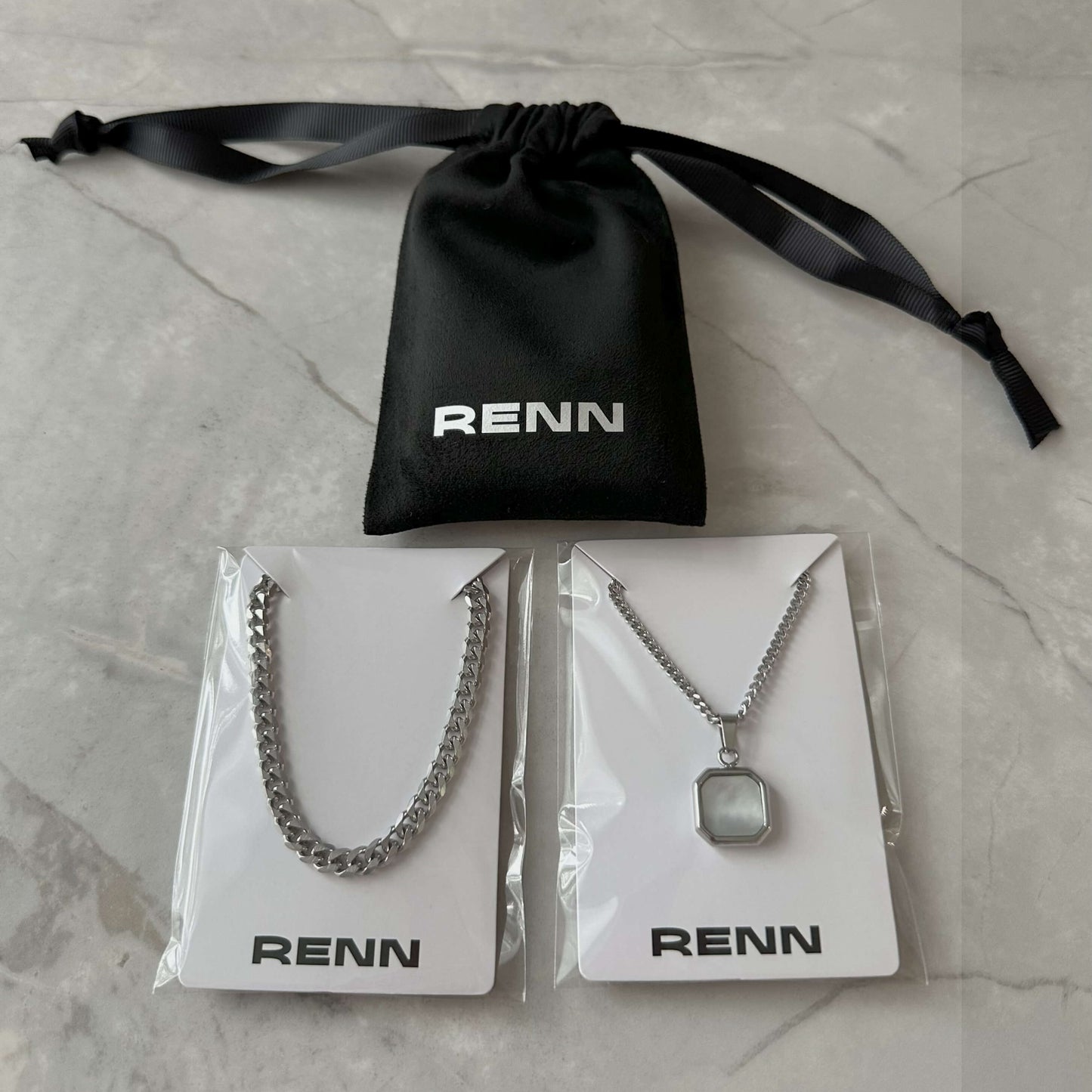 Ensemble de Colliers Argentés : Collier à Pendentif Carré Noir, Bleu ou Blanc et Chaîne Gourmette de 5mm