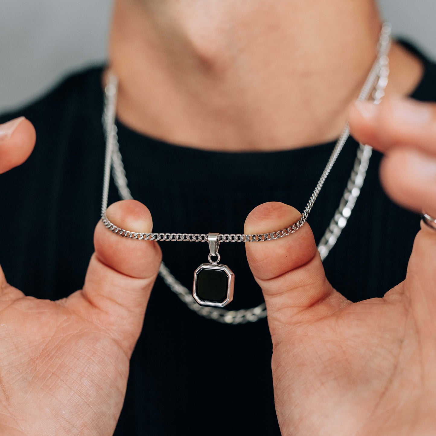 Ensemble de Colliers Argentés : Collier à Pendentif Carré Noir ou Blanc et Chaîne Figaro de 4.5mm