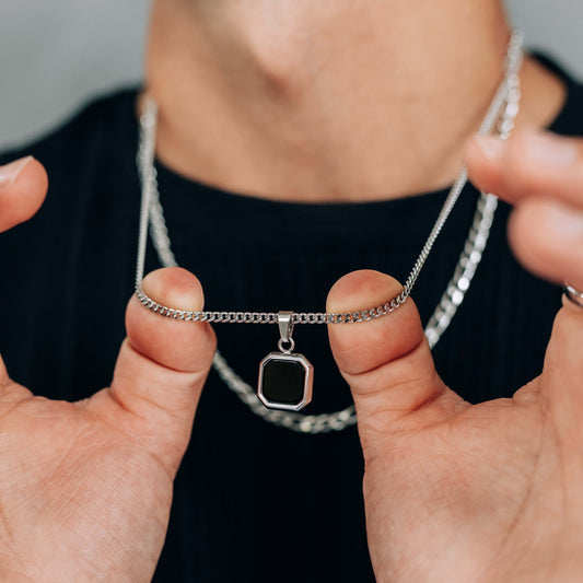 Ensemble de Colliers Argentés : Collier à Pendentif Carré Noir ou Blanc et Chaîne Figaro de 4.5mm