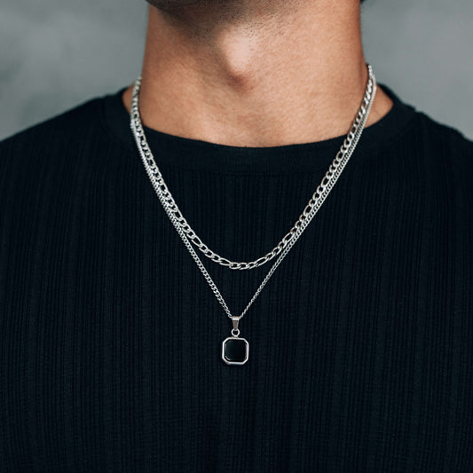 Ensemble de Colliers Argentés : Collier à Pendentif Carré Noir ou Blanc et Chaîne Figaro de 4.5mm