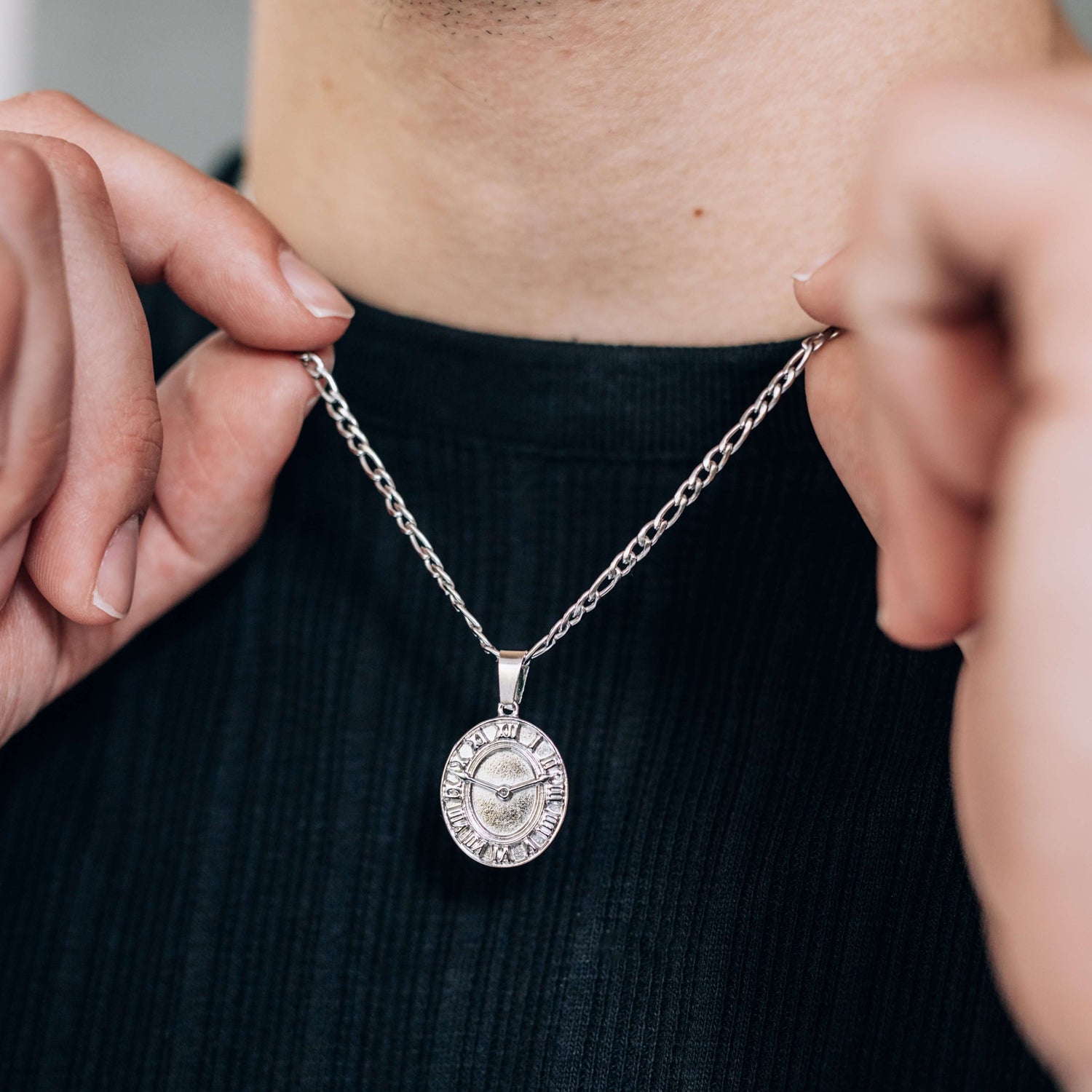 Silver clock pendant necklace - Pendant necklace - Boutique wear renn