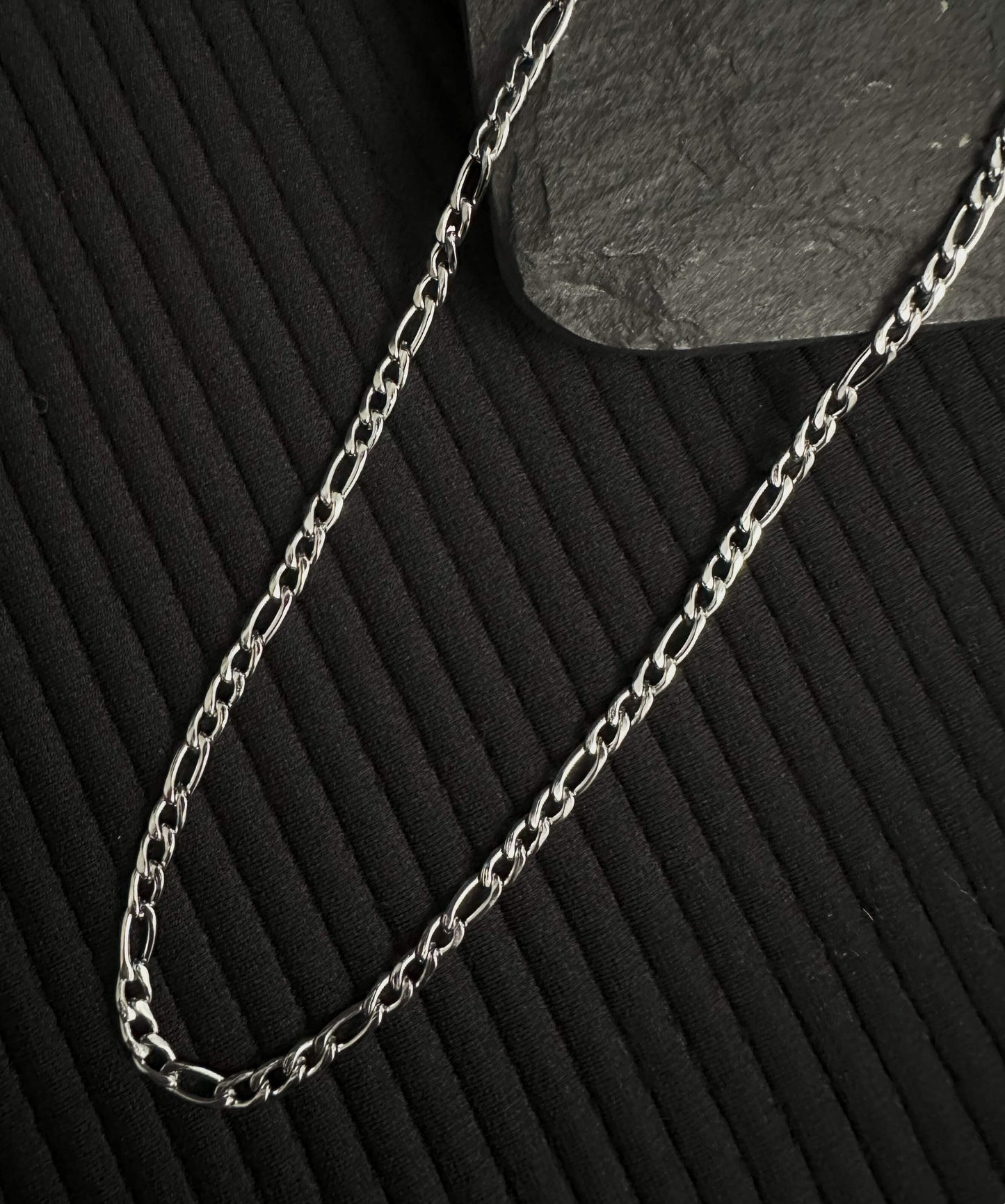 Ensemble de Colliers Argentés : Collier à Pendentif Pièce et Chaîne Figaro de 4.5mm