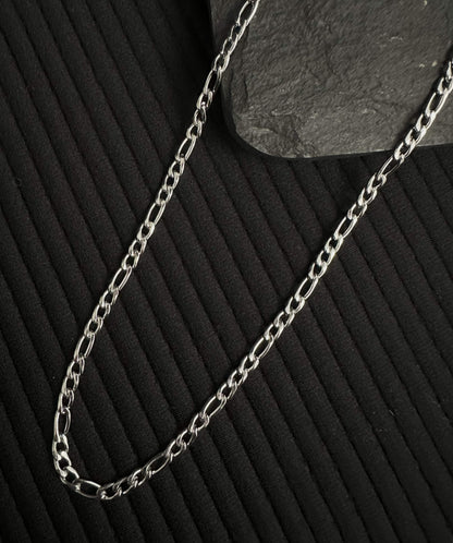 Ensemble de Colliers Argentés : Collier à Pendentif Pièce et Chaîne Figaro de 4.5mm