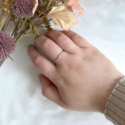 Bague Ondulée Mince et Délicate Couleur Argent Pour Femmes