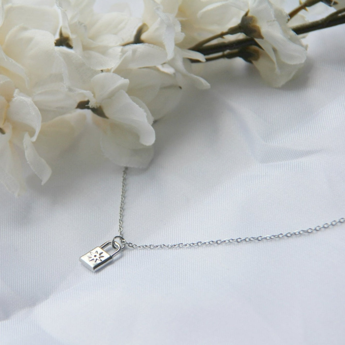 Dainty Silver Lock Star Pendant Necklace For Women