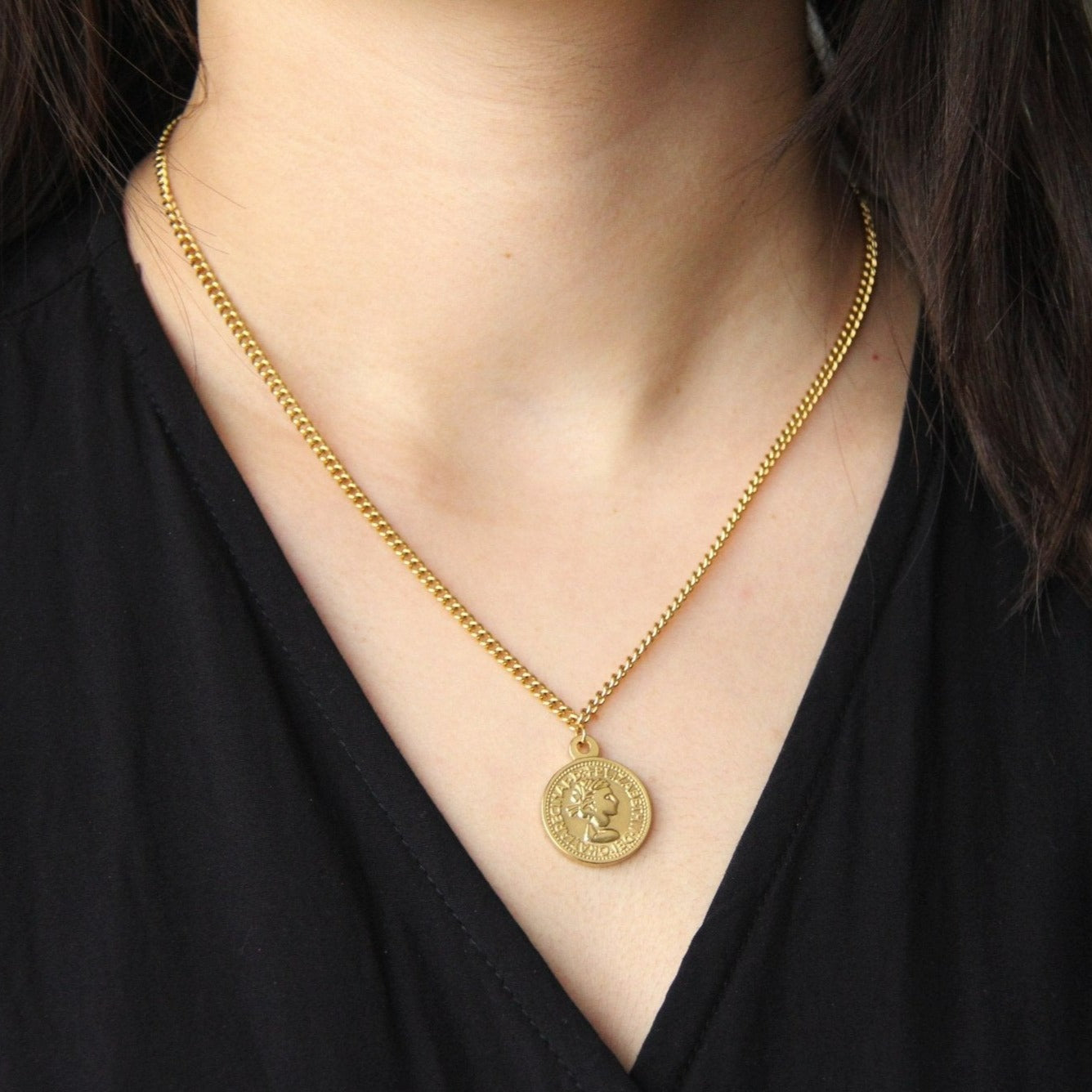 Gold coin deals pendant necklace womens