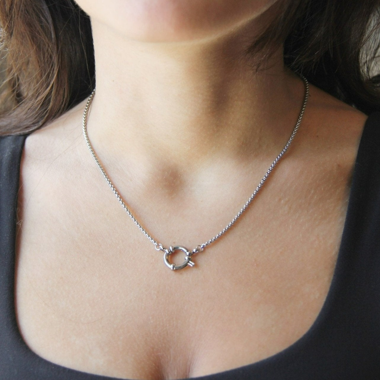 https://wearrenn.com/cdn/shop/products/silver-front-clasp-box-chain-minimalist-necklace-for-women-or-men-boutique-wear-renn-412896.jpg?v=1697308314&width=1445